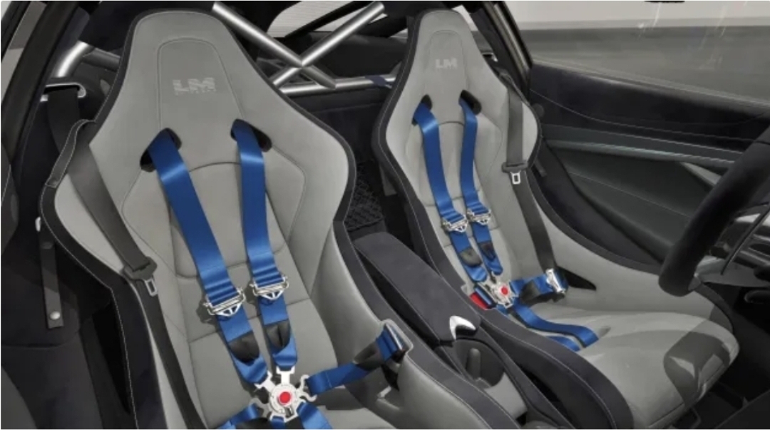 Kabin dibalut perpaduan Carbon Black Alcantara dan Jet Black Soft Grain Leather, dilengkapi aksen Dove Grey atau McLaren Orange. (istimewa)