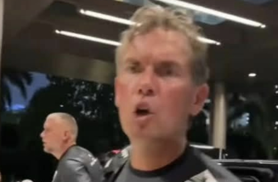 Alex Pastoor terlihat kesal saat berinteraksi dengan kerumunan fans yang menyambut kedatangan mereka. (istimewa)