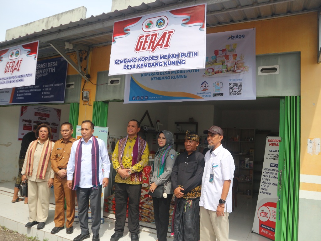 TINJAU: Wakil Menteri Koperasi (Wamenkop) Republik Indonesia Ferry Juliantono saat melihat gerai koperasi desa merah putih di desa Kembang Kuning, Kecamatan Sikur, Lombok Timur ya