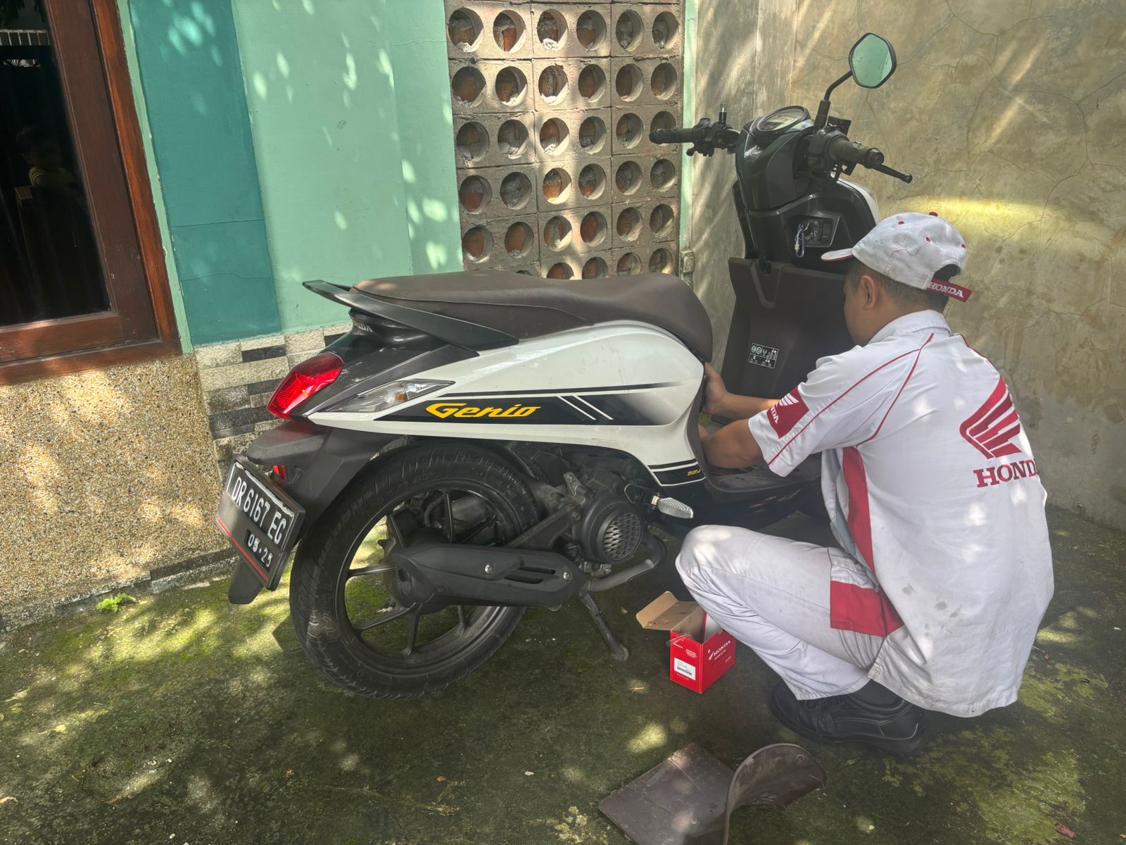 MAKSIMAL&nbsp;: Mekanik Honda saat memberikan pelayanan Honda Care