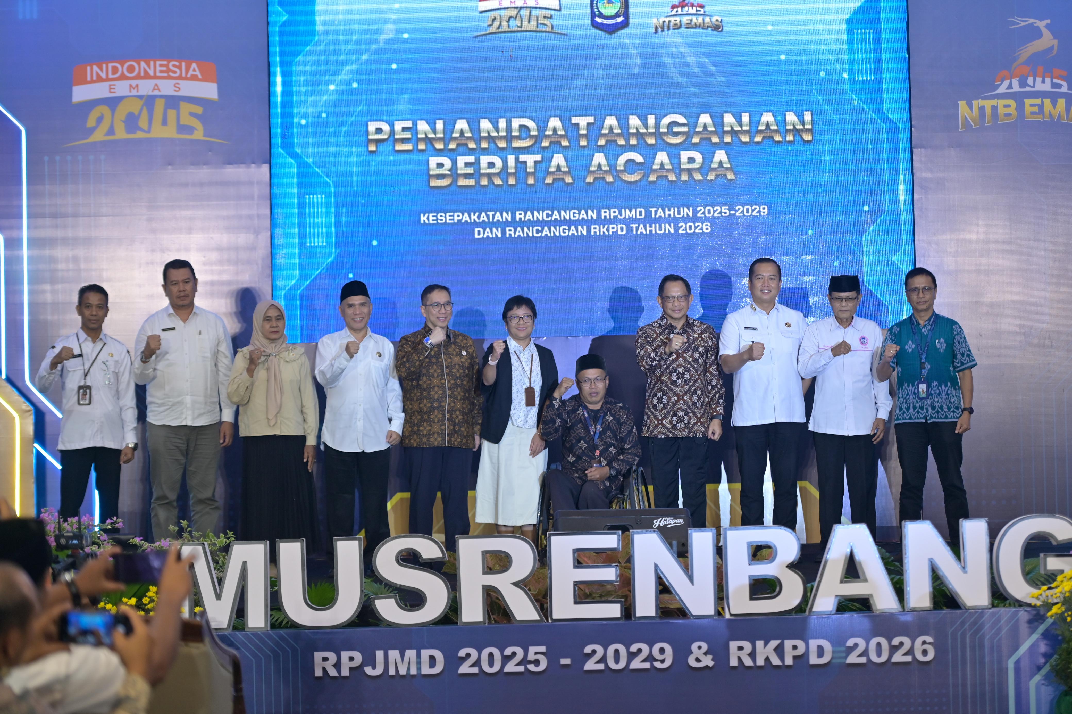 Menteri Dalam Negeri Muhammad Tito Karnavian bersama Wamen Bappenas Febrian Alphyanto Ruddyard, dan Gubernur NTB Lalu Muhamad Iqbal saat menghadiri Musyawarah Perencanaan dan Pembangun