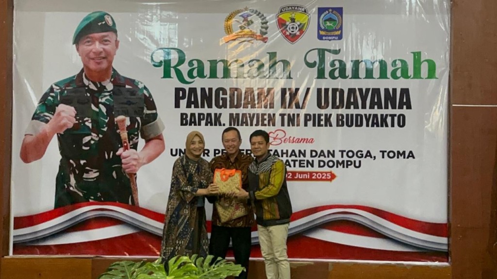 SERAHKAN CINDERAMATA: Bupati Dompu Bambang Firdaus menyerahkan cinderamata kepada Pangdam IX /Udayana Mayjen TNI Piyek Budyakto, Selasa (3/6).