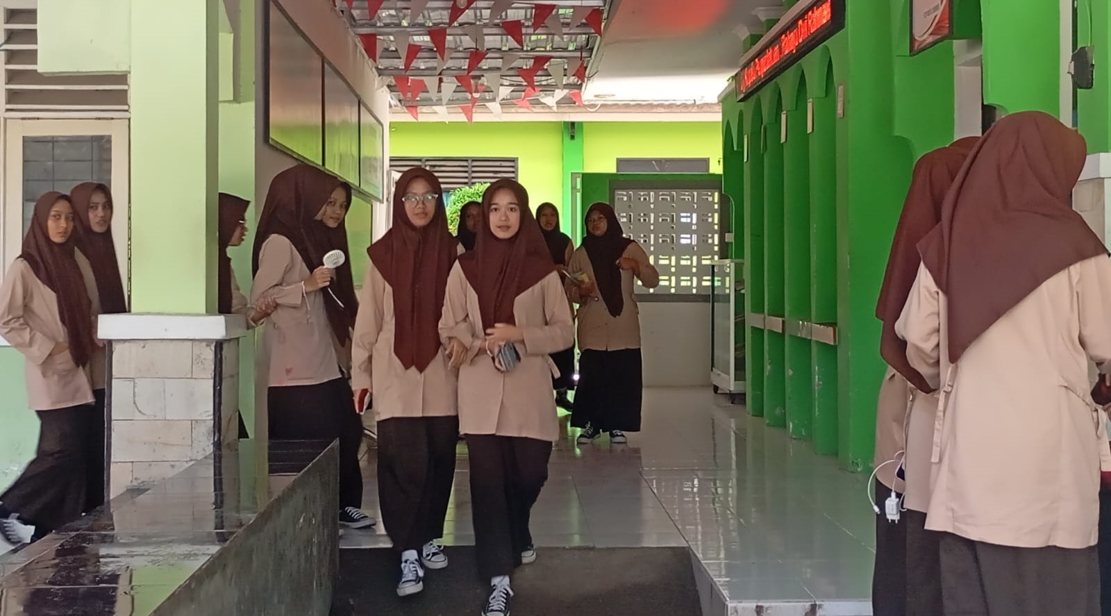 Siswa MAN 2 Mataram keluar dari ruang kelas saat jam istirahat. Tahun ini ribuan siswa akan terpental pada jalur reguler PPDM.