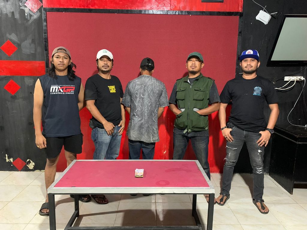 DIAMANKAN: Pelaku FI diamankan bersama barang bukti uang hasil penjualan daging sapi curiannya, Selasa (3/6).