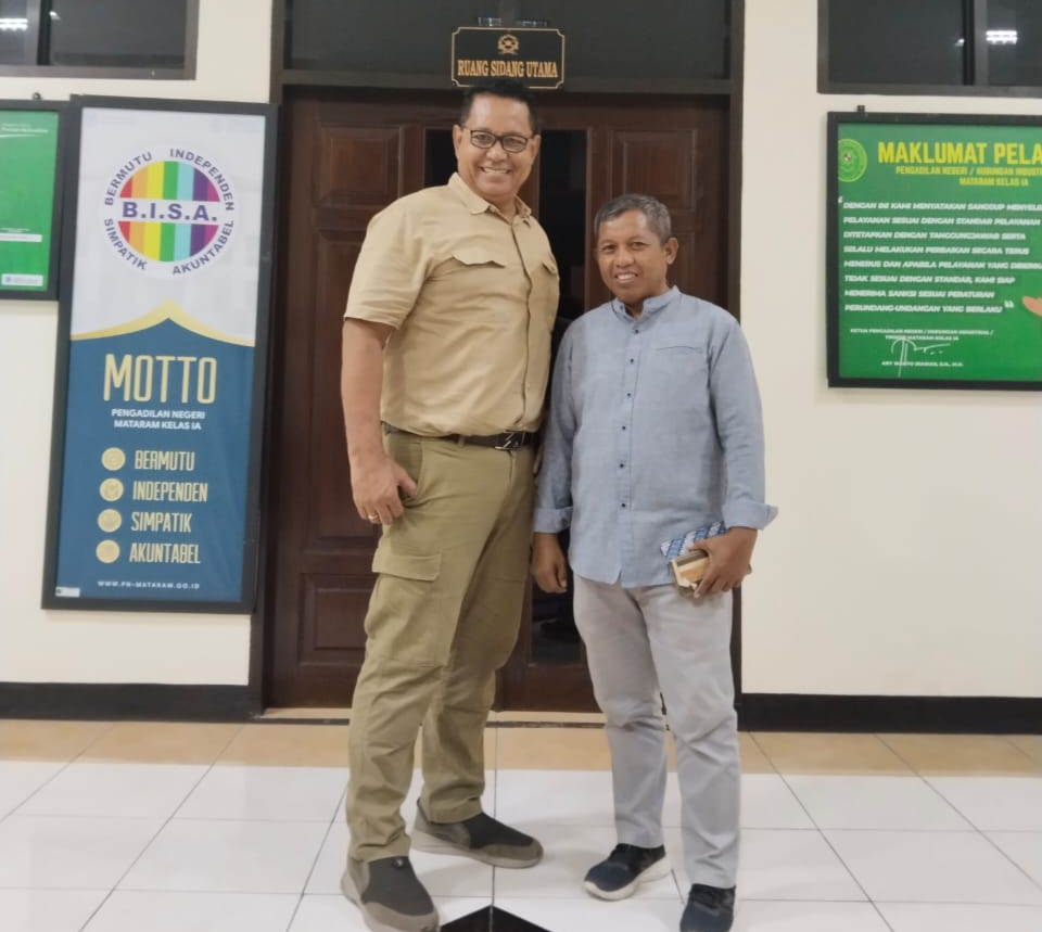 Terdakwa Saenal Abidin (kanan) berfoto bersama Penasihat Hukum Abdul Hanan usai sidang pembacaan putusan di Pengadilan Tipikor Mataram, Rabu (4/6).