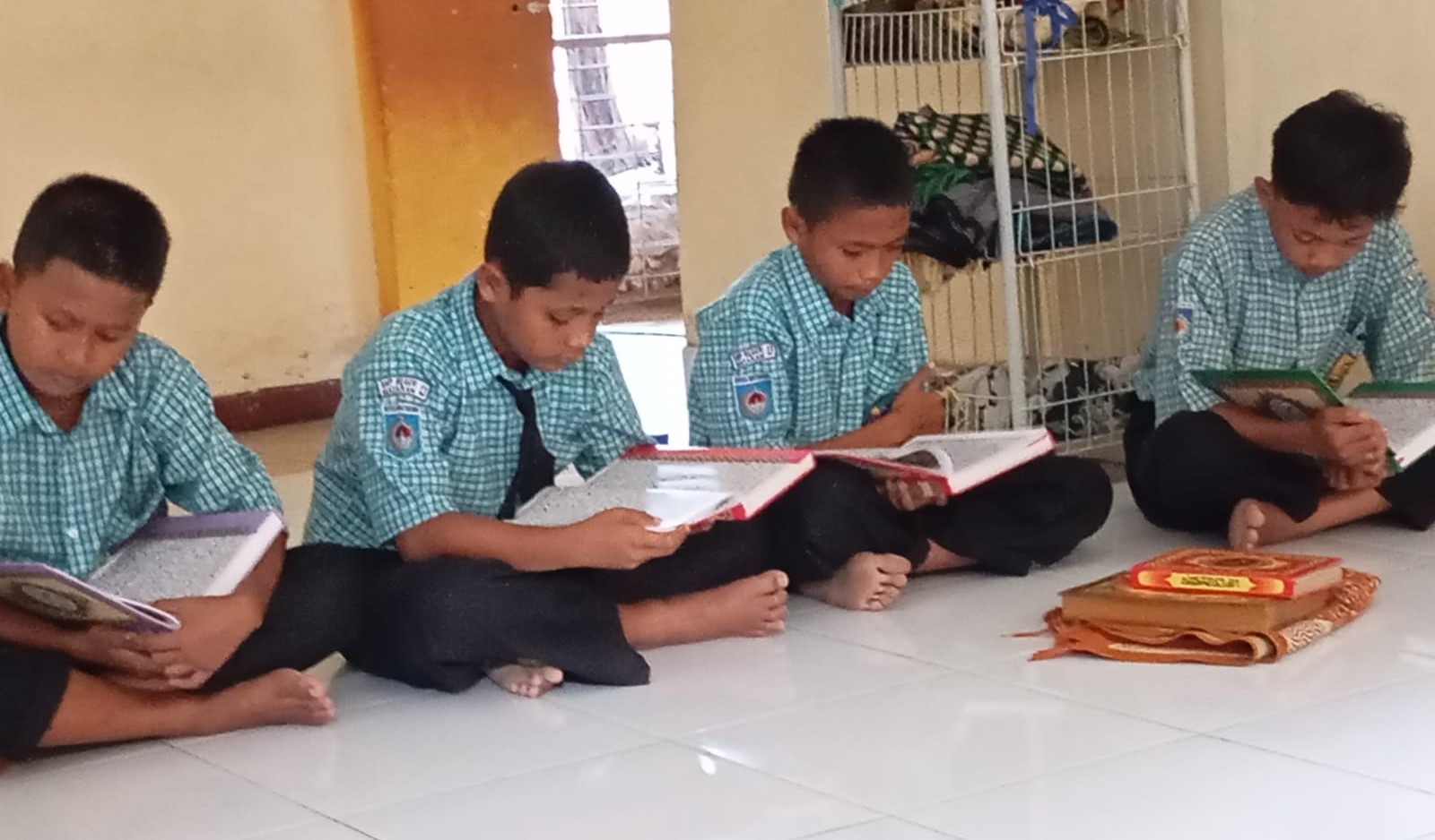 Siswa SMPN 13 Mataram saat mengaji di musala sekolah setempat. Siwa baru tahun ini terancam belajar lesehan jika tidak cepat disiapkan meubelair.