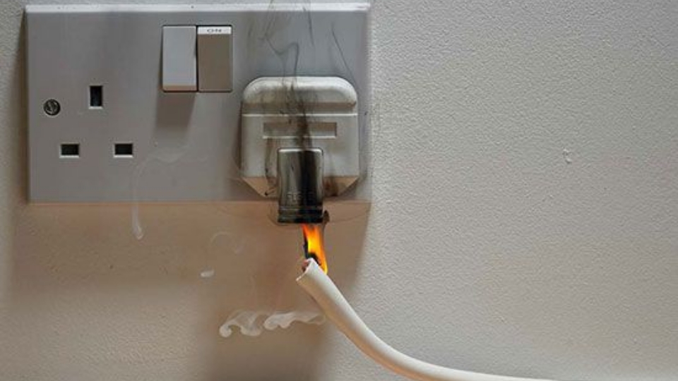 WASPADA: Bahaya Charger HP Rusak, Balita Tewas Kesetrum, Kabel Jadi Mesin Pembunuh