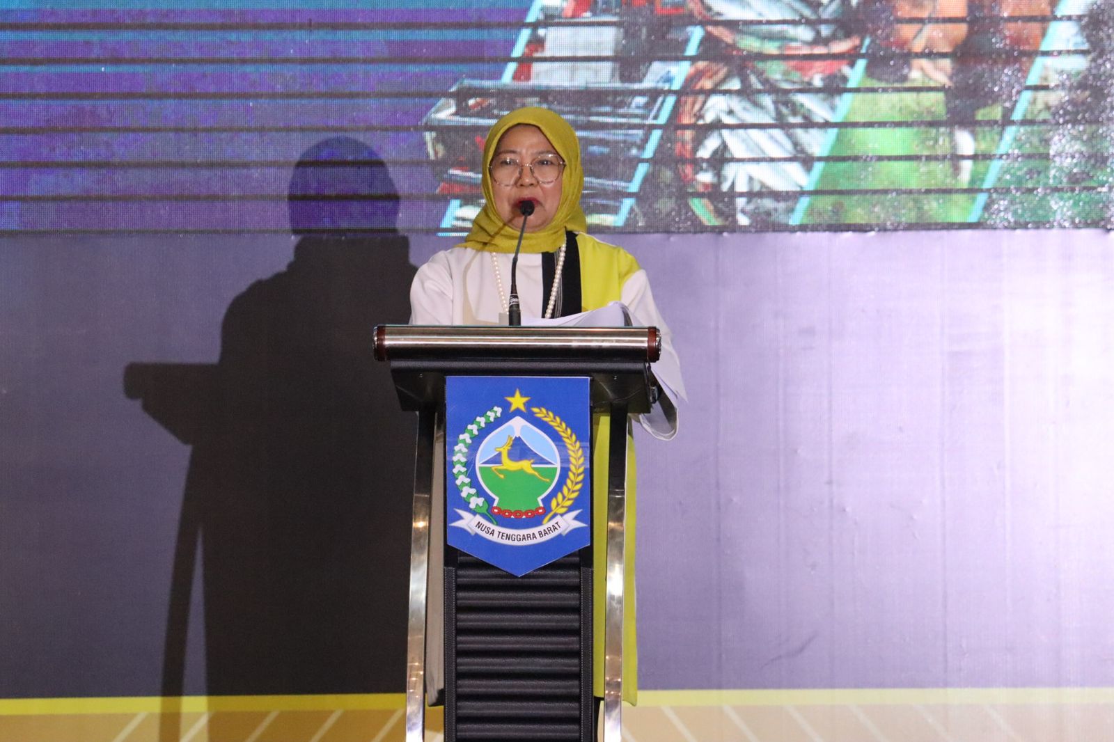SAMPAIKAN ASPIRASI: Ketua DPRD NTB Hj Baiq Isvie Rupaedah saat menyampaikan pokok-pokok pikiran DPRD NTB di Musrenbang untuk RPJMD Tahun 2025-2029 dan RKPD Tahun 2026 Provinsi NTB, Rabu (4/6).