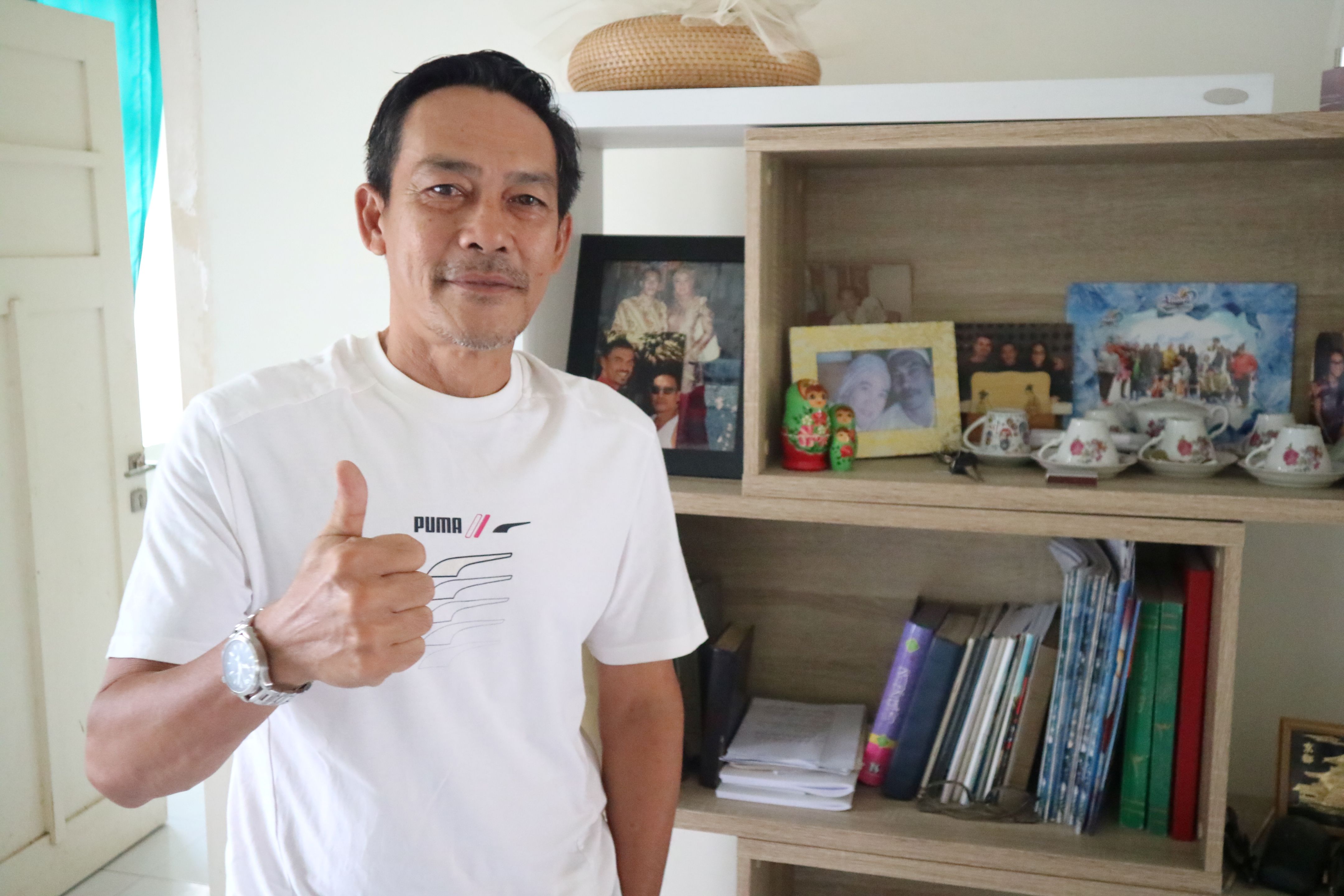 RAMAH: Edi Mulyadi ayah kandung Emil Audero kiper Timnas Indonesia saat ditemui dikediamannya, Praya, Lombok Tengah, Rabu (4/6).