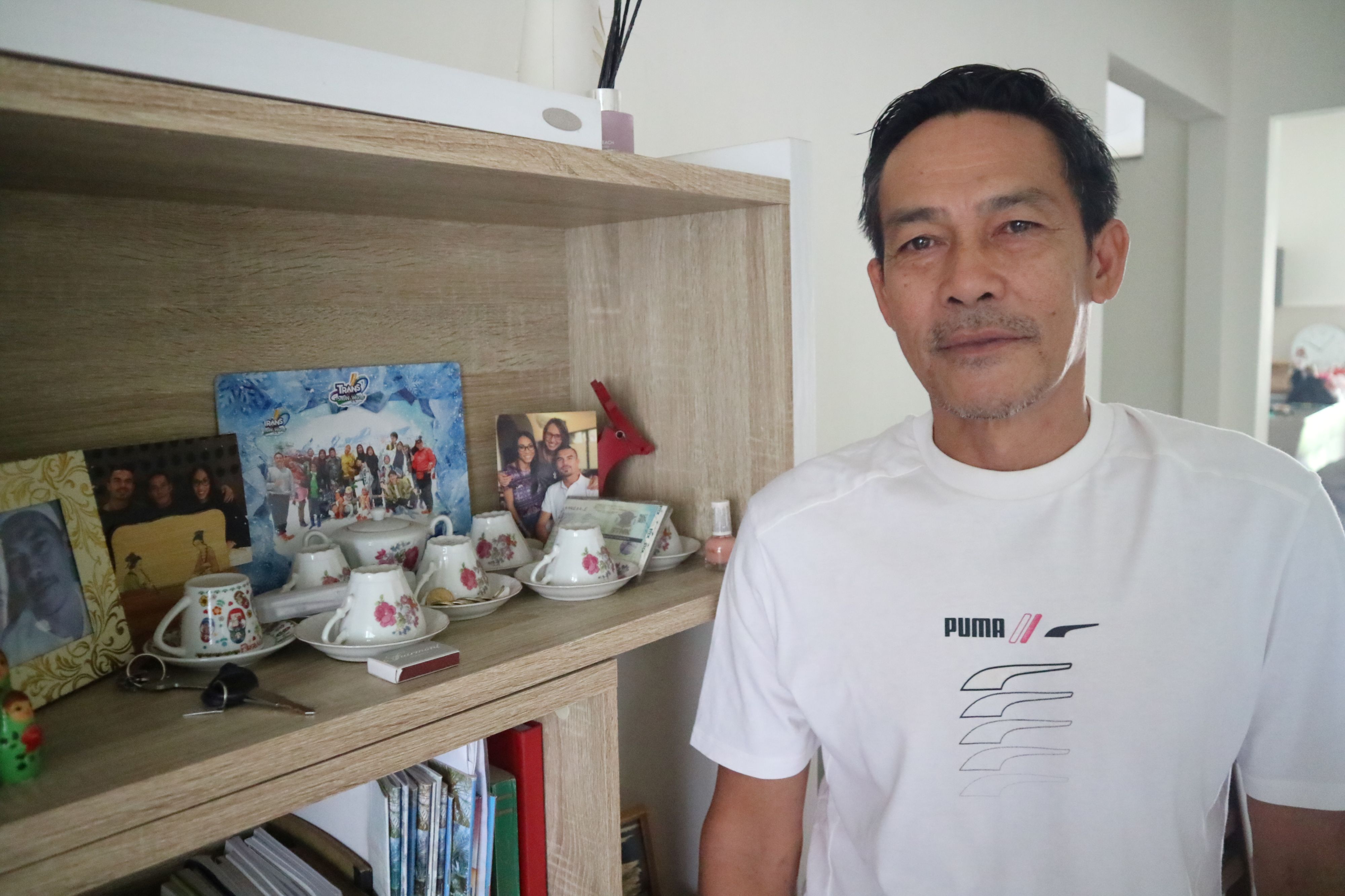 KUNCI SUKSES: Edi Mulyadi ayah kandung Emil Audero kiper Timnas Indonesia saat ditemui dikediamannya, Praya, Lombok Tengah, Rabu (4/6). Kunci kesuksesan Emil menjadi pemain sepak bola adalah disiplin.