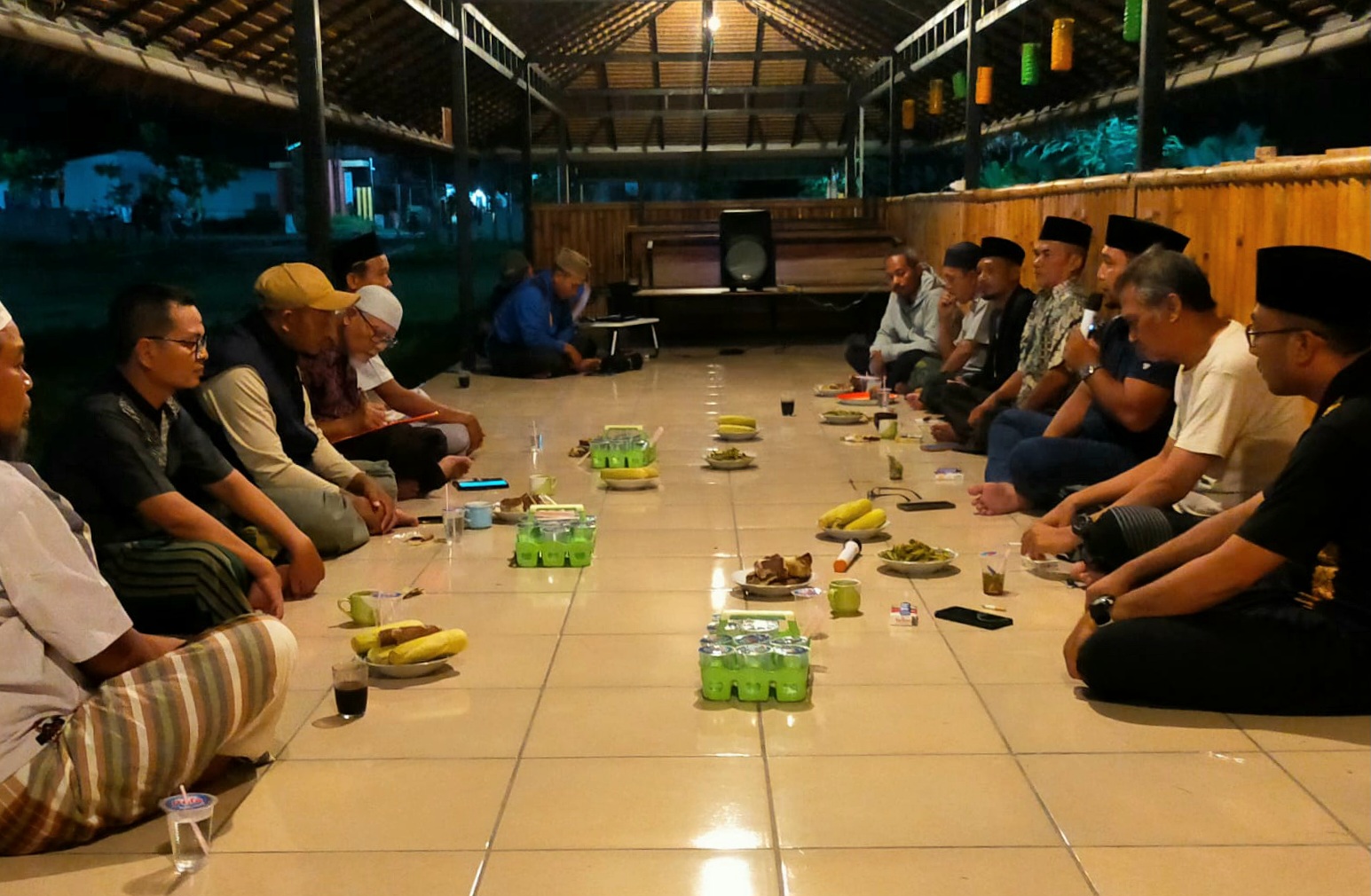 BERI PELAYANAN: Petugas Dinas Dukcapil Lobar saat turun ke perumahan di wilayah Kecamatan Labuapi memberikan layanan adminduk.