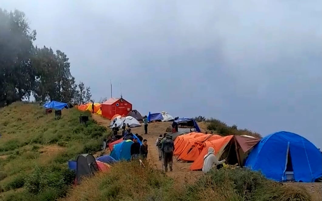 REHAT SEJENAK: Selama ini, Bukit Pelawangan Gunung Rinjani merupakan tempat yang popular untuk berkemah, bagi para pendaki yang ingin menikmati keindahan alam dan udara sejuk.