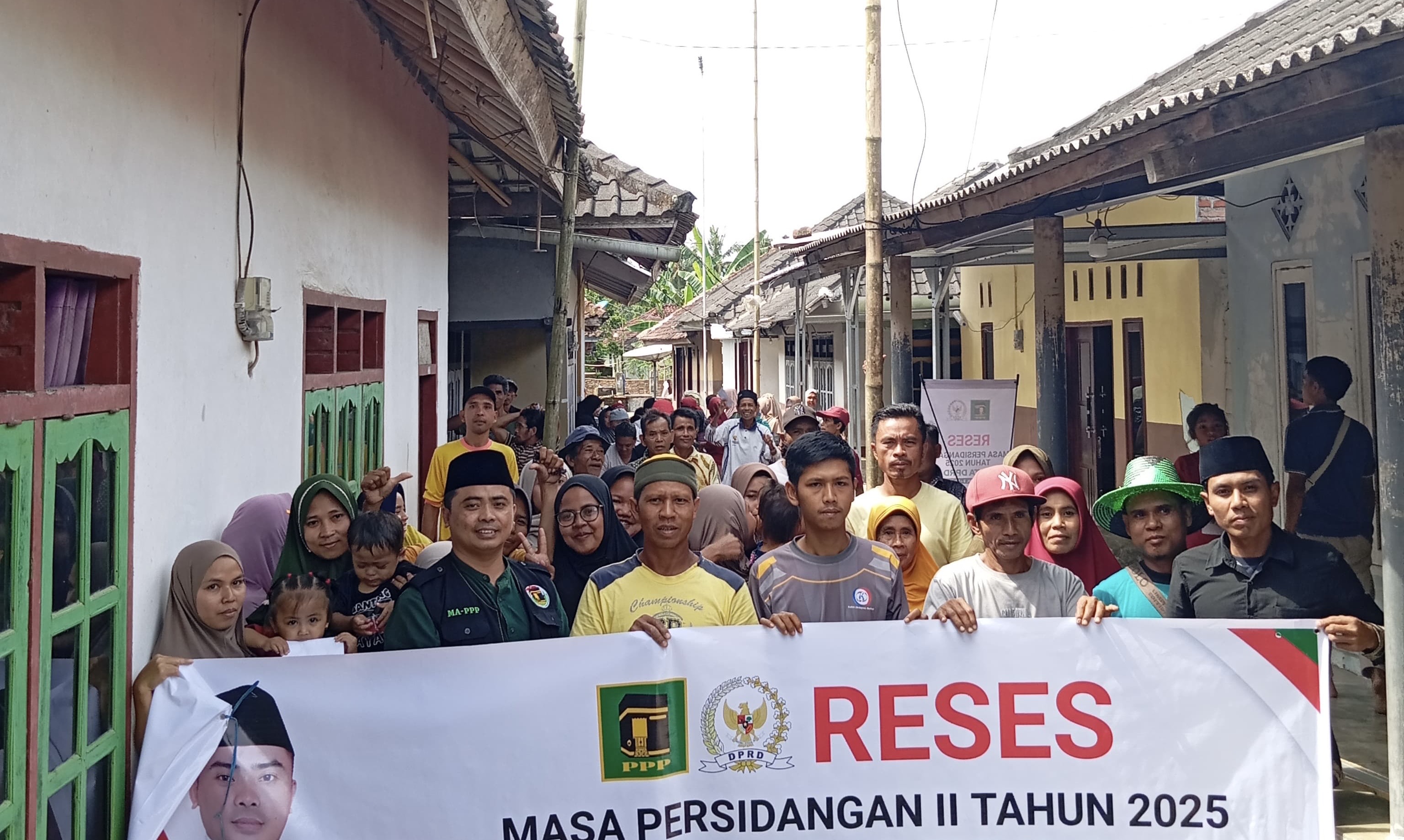 SERAP ASPIRASI: Ketua Fraksi PPP DPRD NTB Mohammad Akri (tiga dari kiri) berfoto bersama konstituennya dalam kegiatan reses di Lombok Tengah, Rabu (4/6)