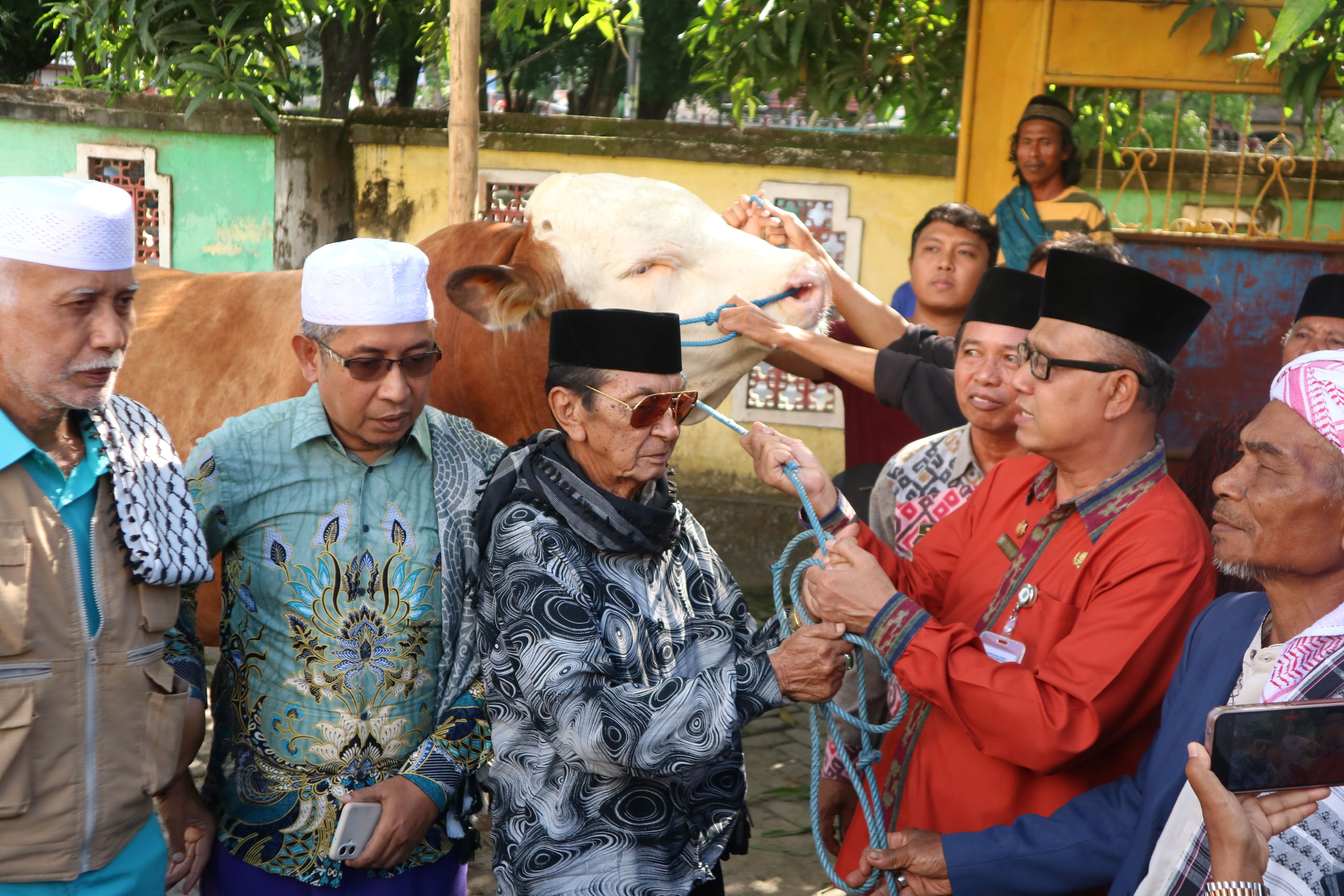 HEWAN KURBAN: Karo Kesra Setda NTB H Sahnan (dua kanan) secara simbolis menyerahkan sapi kurban kepada para tokoh agama dan masyarakat di sekitar Masjid Jami&rsquo; Praya, Lombok Tengah, Kamis (5/6).