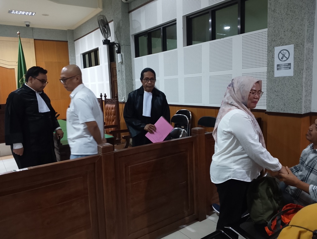 TERBUKTI BERSALAH: Terdakwa korupsi pembangunan gedung TES Tsunami KLU, Aprialely Nirmala dan Agus Herijanto berdiri setelah menjalani sidang putusan di PN Tipikor Mataram,Rabu (4/6).