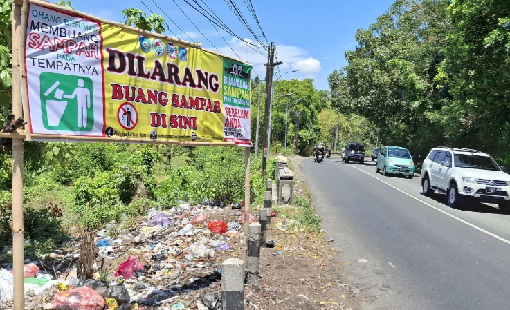 DARURAT SAMPAH: Pemdes Kuripan Utara, Kecamatan Kuripan, Lombok Barat, pernah memasang papan larangan buang sampah. Tapi papan imbauan ini kini sudah hilang.