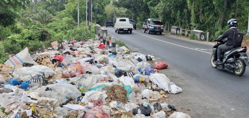 DARURAT SAMPAH: Sampah kembali menumpuk di ruas Jalan Praya-Kediri, Lombok Barat, Kamis (5/6).