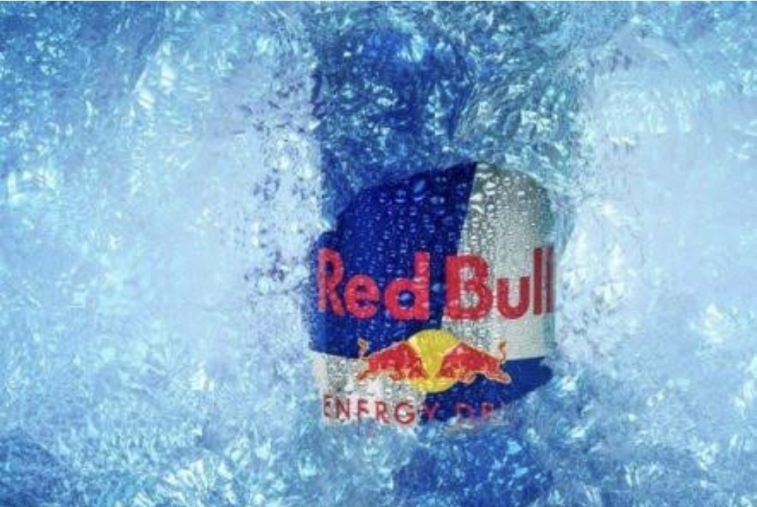 Red Bull, si minuman energi yang awalnya ditemukan di Thailand dengan nama Krating Daeng, diubah total bukan dari segi rasa, melainkan lewat kekuatan branding. (istimewa)