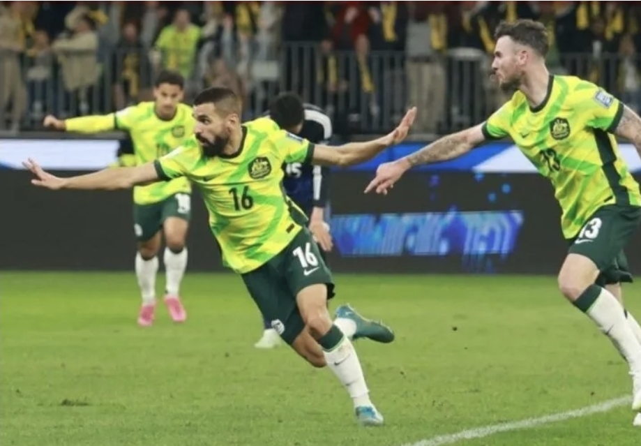 Selebrasi Aziz Behich setelah mencetak gol kemenangan Australia atas Jepang dalam pertandingan Kualifikasi Piala Dunia 2026 zona Asia di Optus Stadium, Australia pada Kamis (5/6/2025). (Foto: afc)