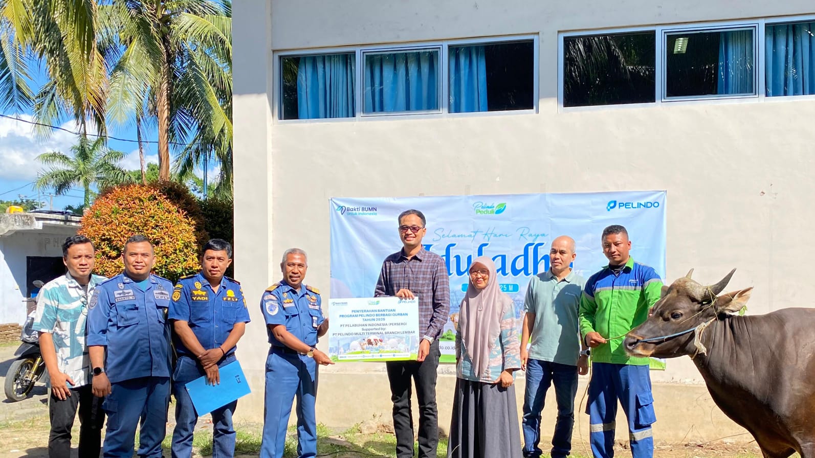 Secara simbolis masyarakat lingkar Pelabuhan Lembar menerima hewan kurban dari Pelindo Cabang Lembar.