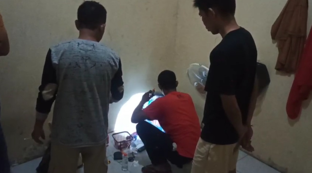 GEREBEK: Tim Satresnarkoba Polres Lobar saat menggerebek oknum Kadus yang terlibat kasus narkoba.
