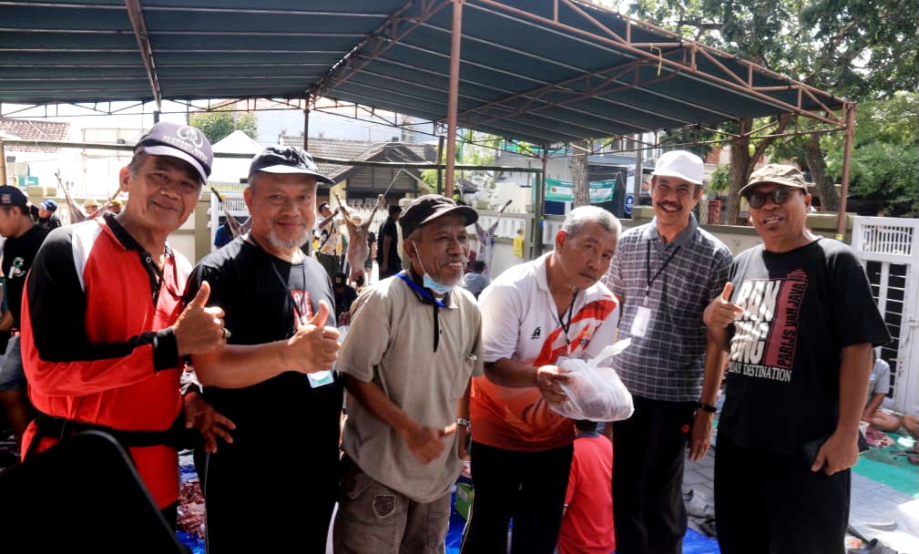 KOMPAK: Warga Bumi Pagutan Permai saat menyalurkan daging kurban di Masjid Raudhatul Jannah, Jumat (6/6).