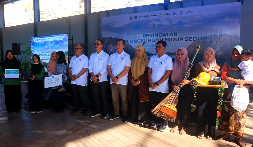 Gubernur NTB Lalu Muhamad Iqbal didampingi Walikota Mataram, H Mohan Roliskana dan Wakil Bupati Lombok Barat, Hj. Nurul Adha menghadiri peringatan Hari Lingkungan Hidup Sedunia di TPA Kebon Kongok.