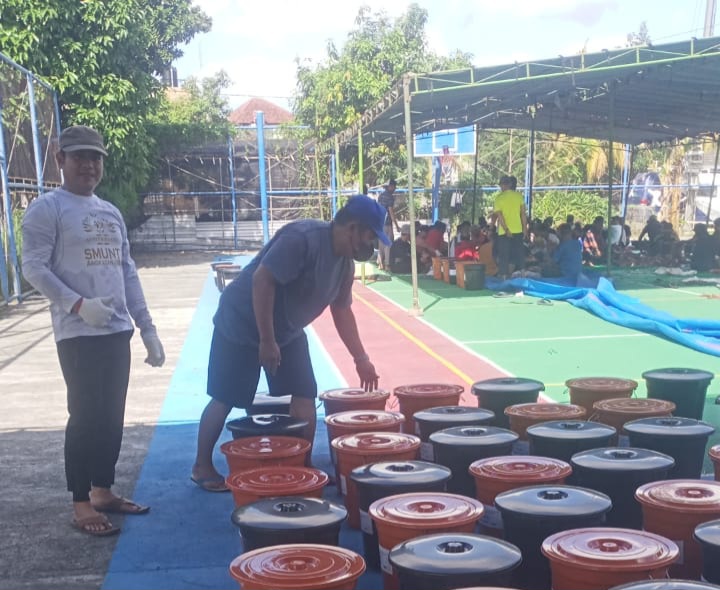 Panitia kurban menyiapkan paket daging kurban untuk didistribusikan.