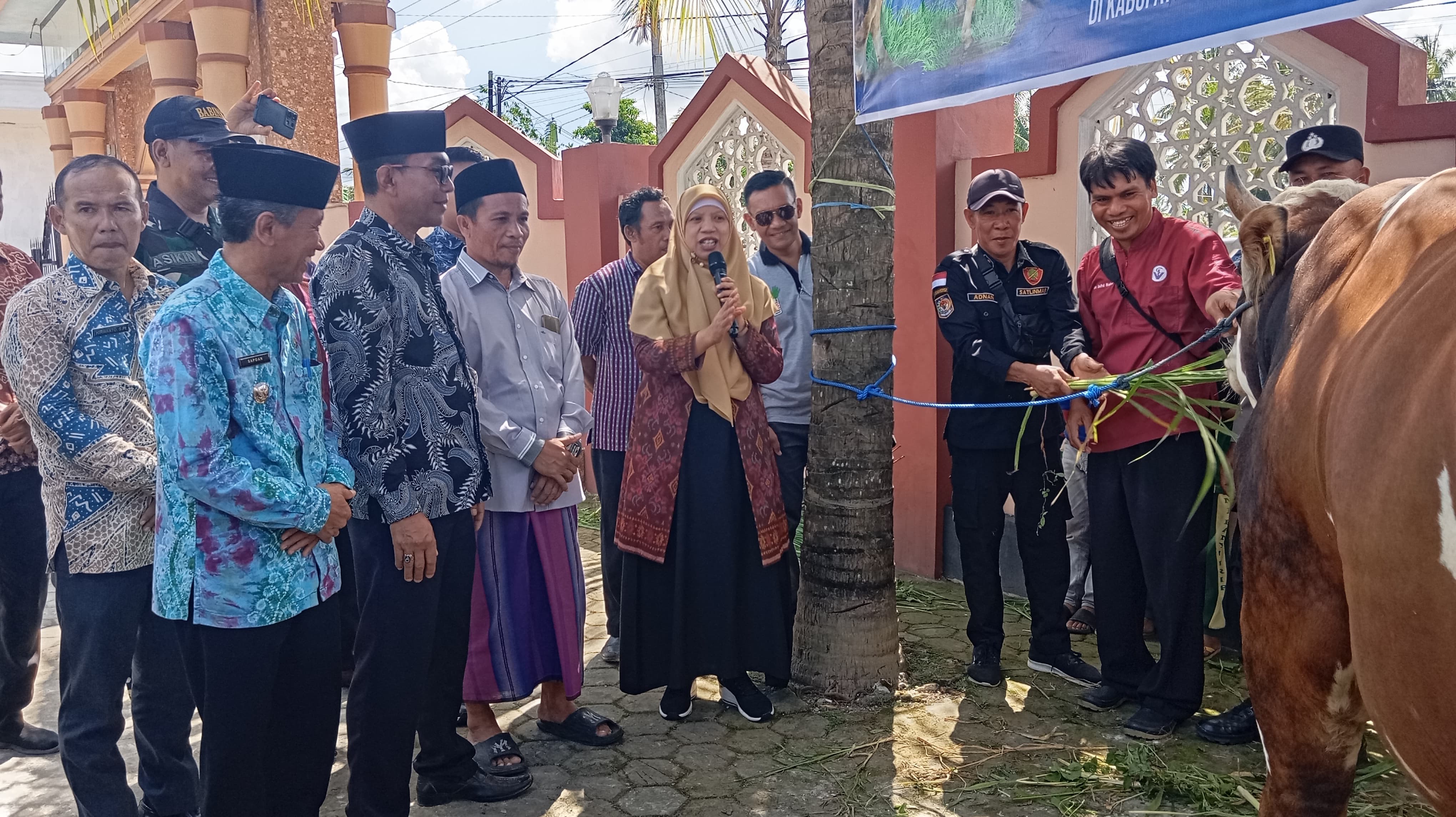 SERAHKAN BANTUAN: Wakil Bupati Lobar Hj Nurul Adha saat menyerahkan bantuan sapi kurban Presiden Prabowo kepada warga Desa Banyu Urip, Kamis (5/6).