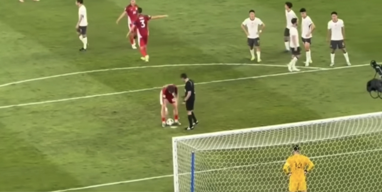 TAKTIK BRILIAN: Strategi Brilian Timnas! Penalti Indonesia Bikin China Kecolongan, Jay Idzes Umpan, Ole Romeny Gol!