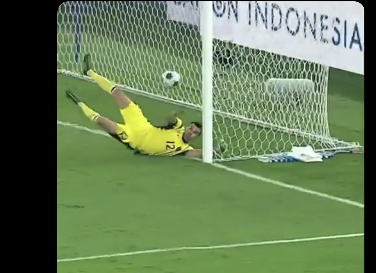 REFLEKS SEMPURNA: Aksi refleks sang kiper Serie B ini bukan cuma soal penyelamatan, tapi tentang harapan sebuah bangsa.