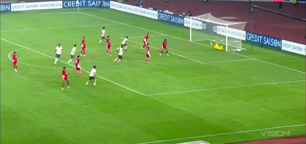 SATU TANGAN, SATU BANGSA: Inilah detik emas yang bikin satu stadion menahan napas&mdash;Emil Audero terbang menyelamatkan gawang Garuda dari ancaman timnas China, momen krusial ini jadi penentu clean sheet.