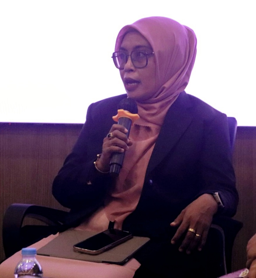 SAMPAIKAN SOLUSI: Guru besar UIN Mataram Prof Atun Wardatun menyampaikan solusi terkait maraknya kasus kekerasan perempuan dan anak di NTB.