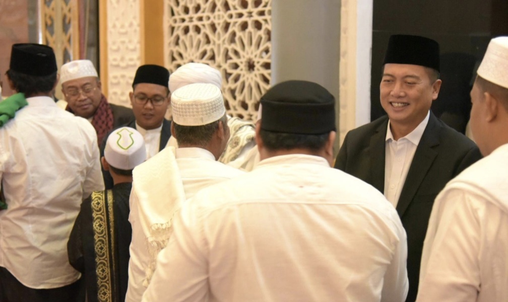 HALAL BIHALAL: Momen ketika Gubernur NTB Lalu Muhamad Iqbal saat menunaikan salat Idul Fitri di Masjid Hubbul Wathan Islamic Center Mataram, 31 Maret lalu.