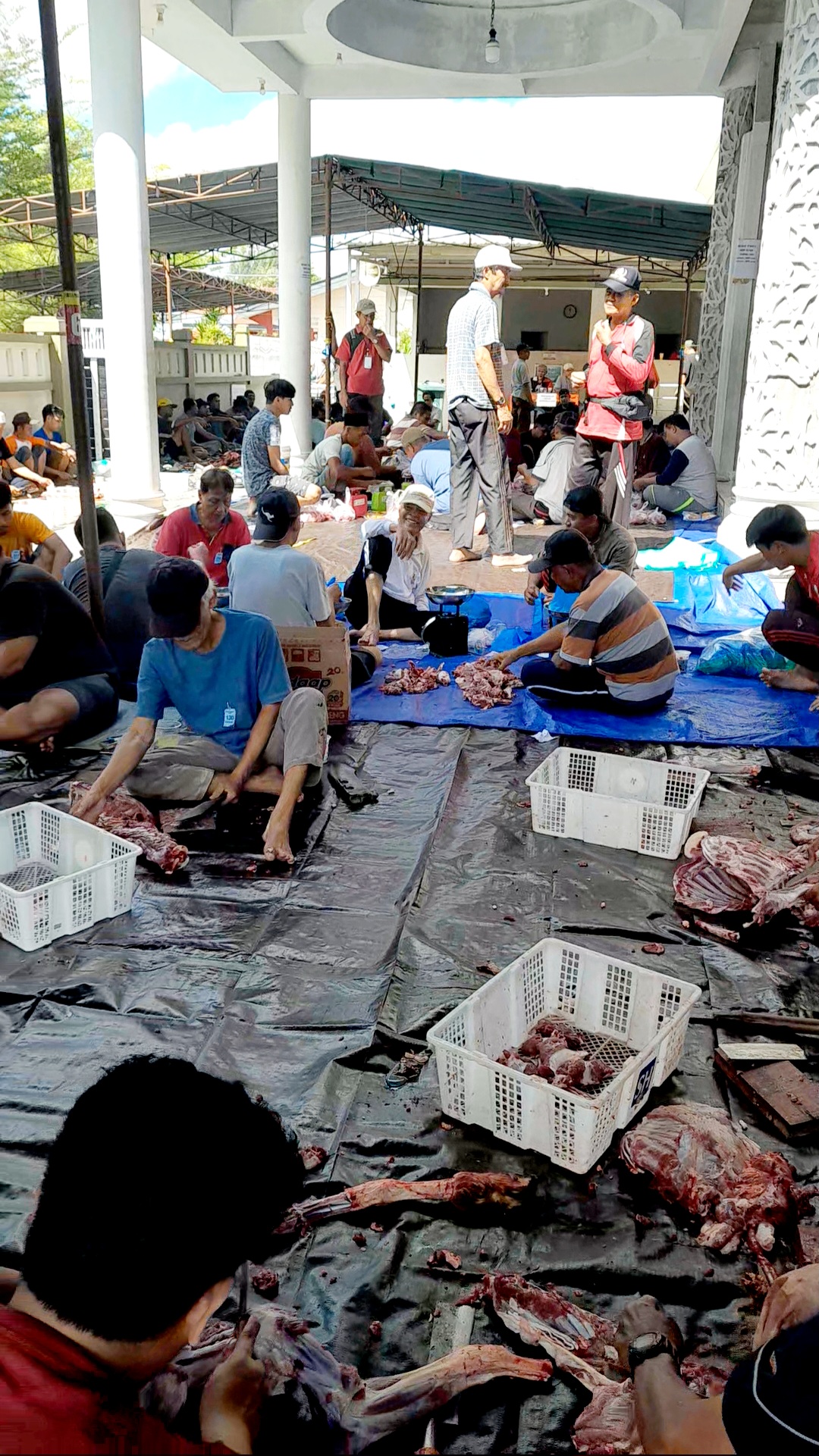 BERKURBAN: Sejumlah warga Bumi Pagutan Permai saat memotong daging hewan kurban.