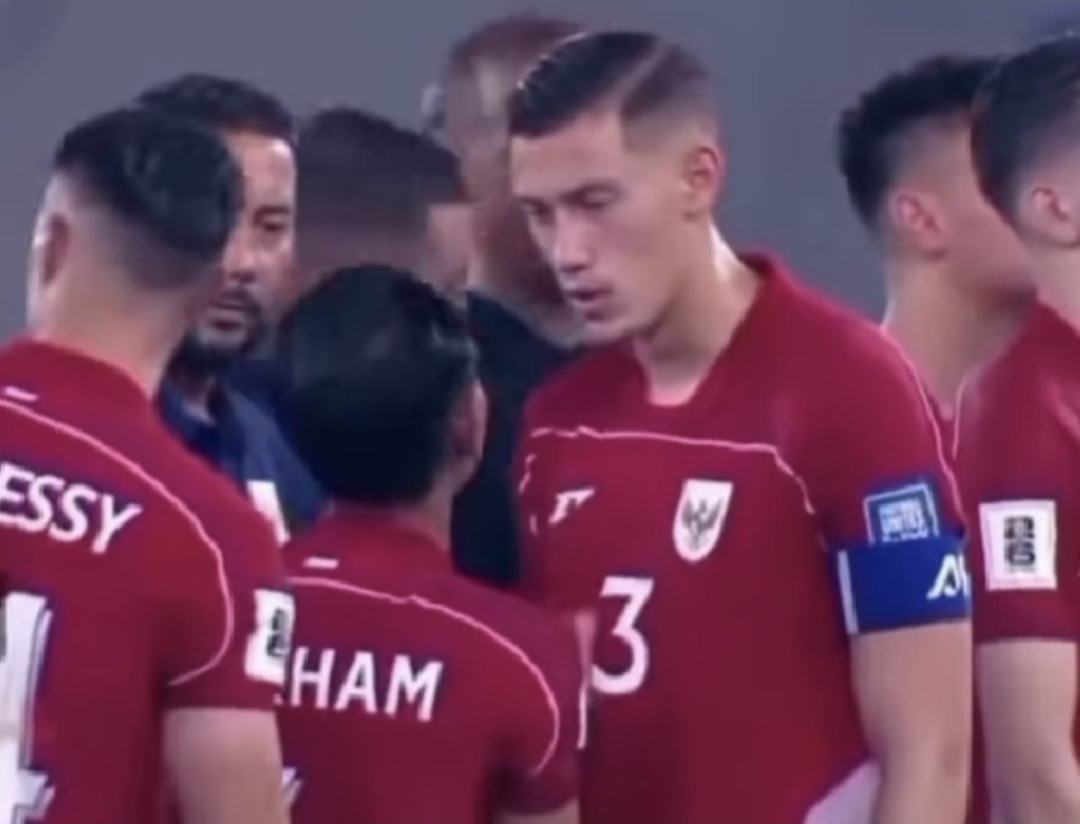 Jay Idzes terlihat menegur Beckham Putra dengan raut serius, tepat usai Indonesia mengalahkan China 1-0&nbsp;. (istimewa)