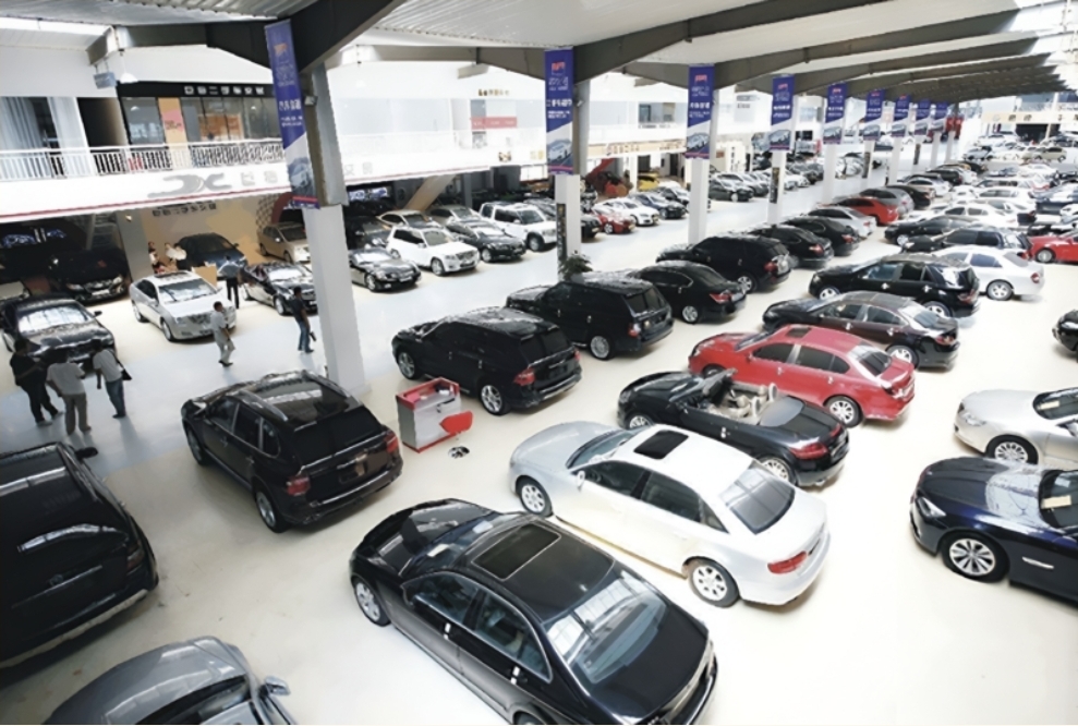 Tren mobil bekas nol kilometer menandai tekanan besar di pasar otomotif China. Produsen berlomba menjual sebanyak mungkin, bahkan dengan cara yang abu-abu. (Foto: carnewschina)