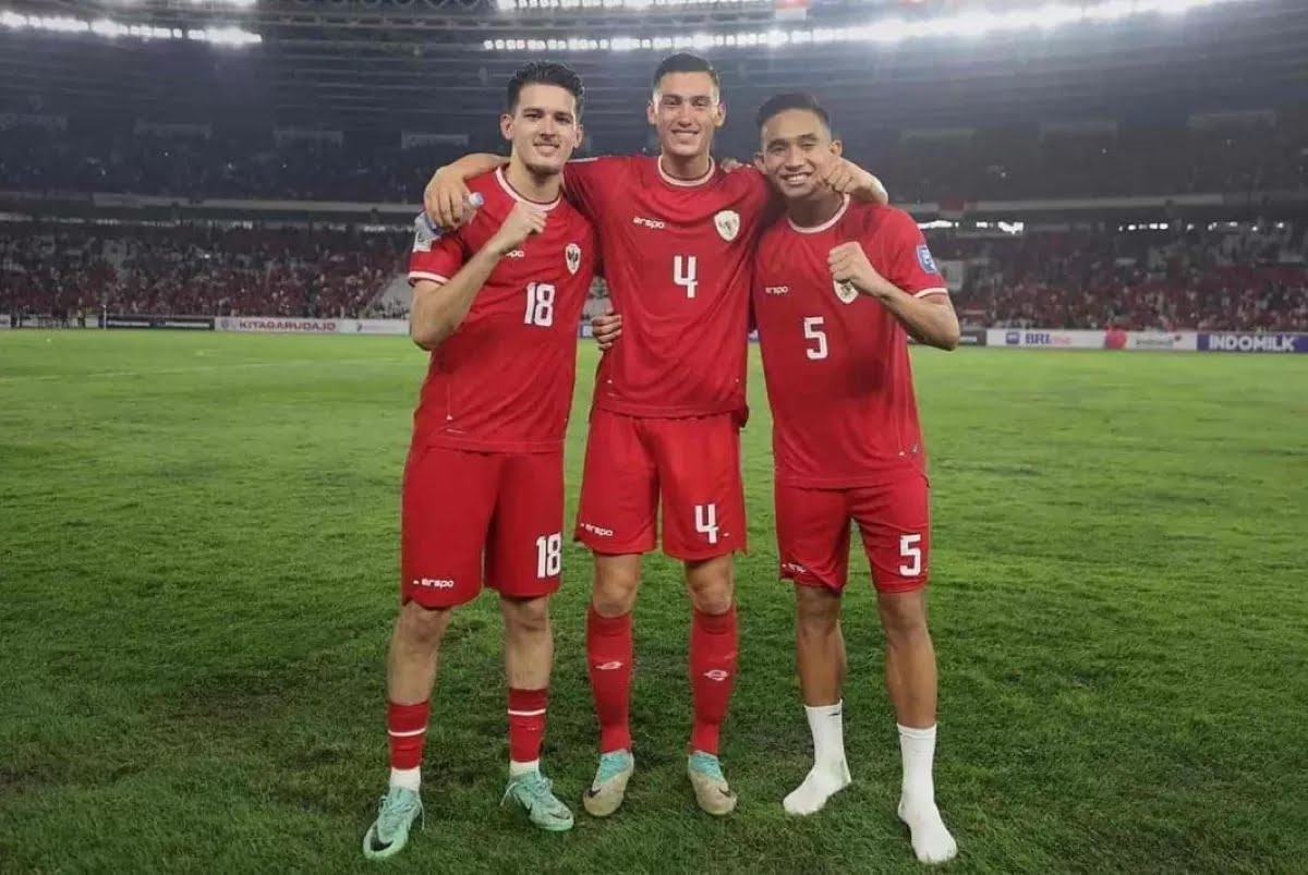 TEMBOK PERTAHANAN GARUDA: Tiga bek tangguh Timnas Indonesia&mdash;Justin Hubner (#18), Jay Idzes (#4), dan Rizky Ridho (#5)&mdash;berpose, mereka bermain penuh selama melawan China di GBK.