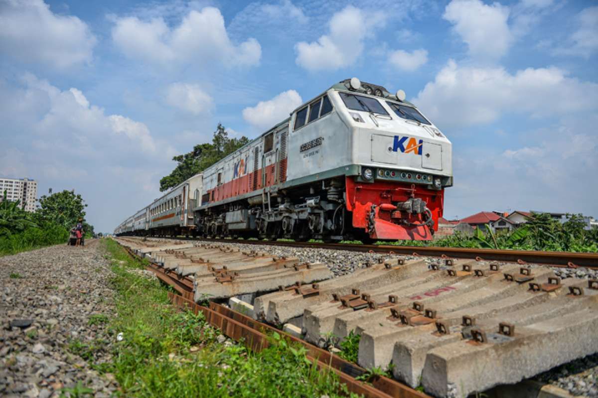 Ilustrasi kereta api Lombok yang melintasi area persawahan.