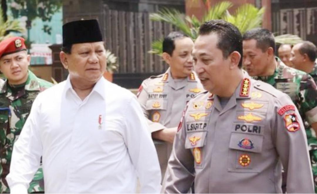 Presiden Prabowo terkesan masih sayang dengan Kapolri Listyo Sigit Prabowo, buktinya baru-baru ini Presiden Prabowo memberikan sanjung tinggi untuknya.