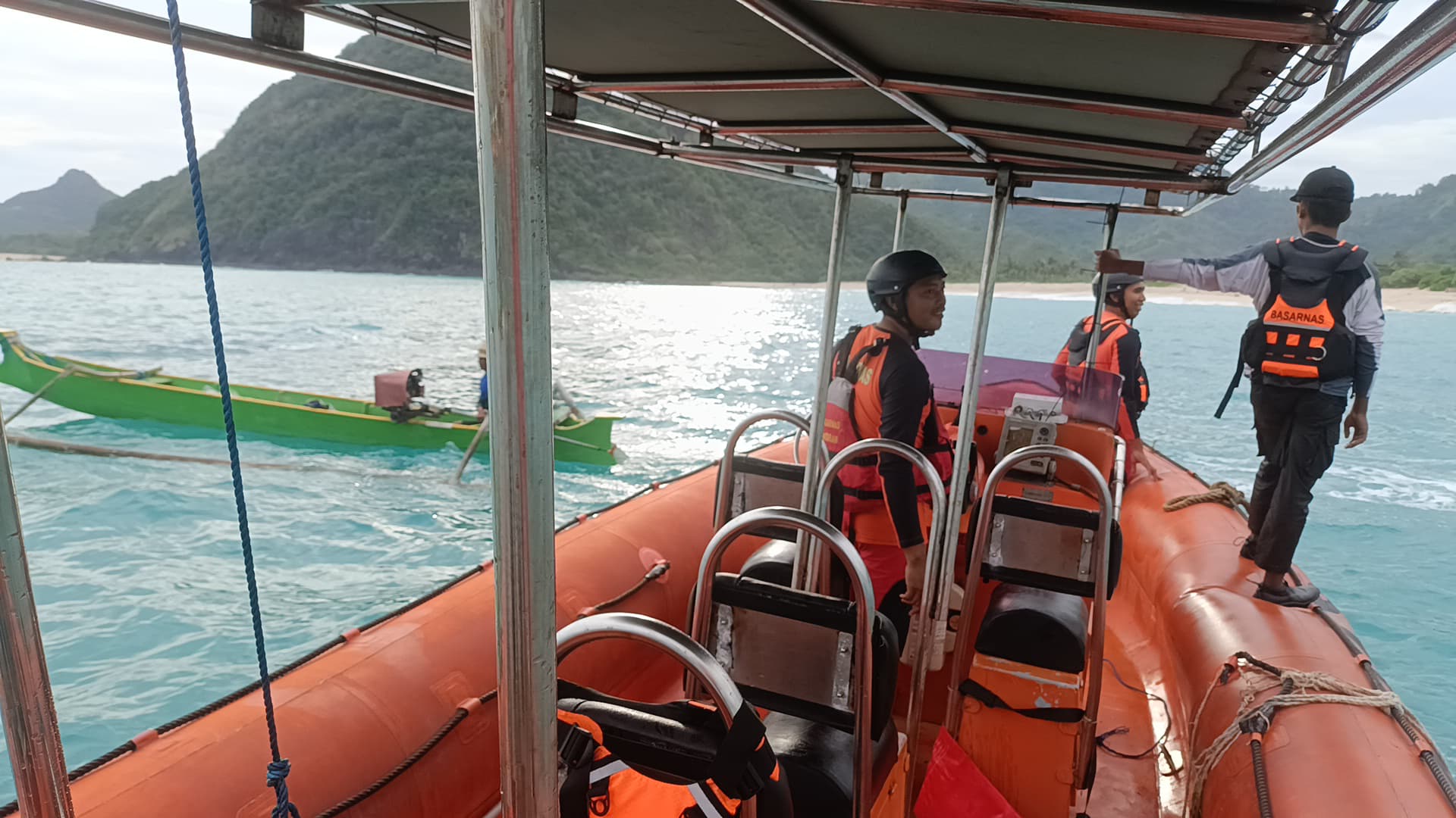 Basarnas Mataram Lakukan Pencarian Remaja 17 Tahun Lombok Tengah Hilang Terseret Ombak di Pantai Ketapak, Selong Belanak.