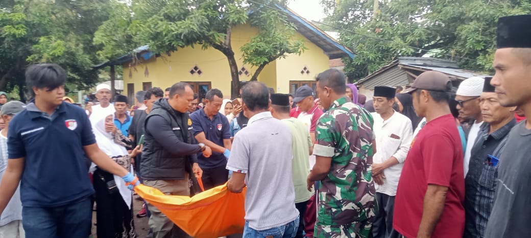 BERSIMBAH DARAH: Polisi mengevakuasi jenazah korban pembunuhan yang diduga dilakukan sang suami di Dompu.