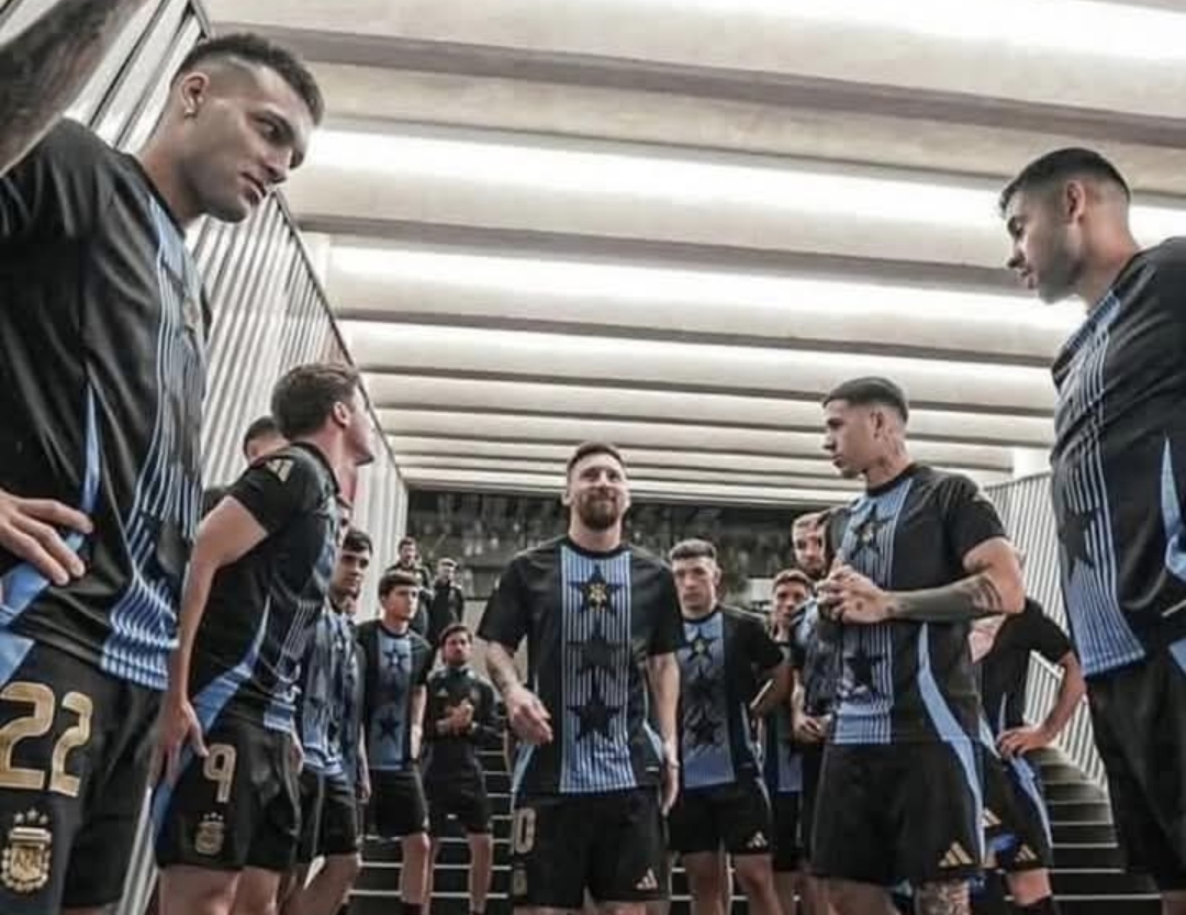 Para pemain merasa lebih tenang dan siap tempur saat Lionel Messi menjadi orang pertama yang menginjakkan kaki di lapangan. (istimewa)
