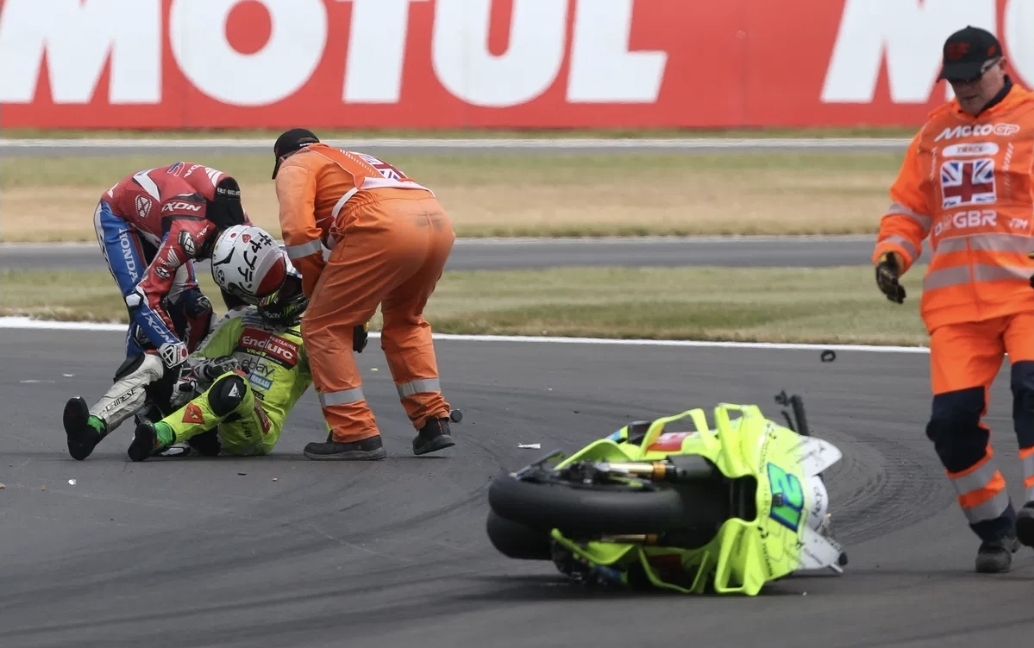 Espargaro yang kini berstatus sebagai test rider Honda kehilangan kendali, menghantam Morbidelli, menyebabkan keduanya terjatuh. (Foto: crash)