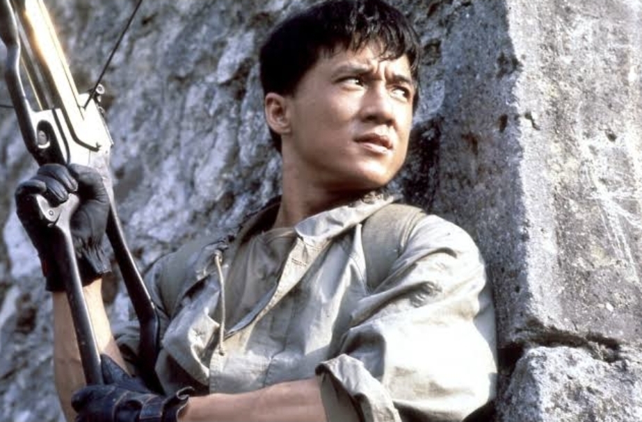 Jackie Chan memang dikenal berani melakukan adegan ekstrem tanpa pemeran pengganti. (istimewa)