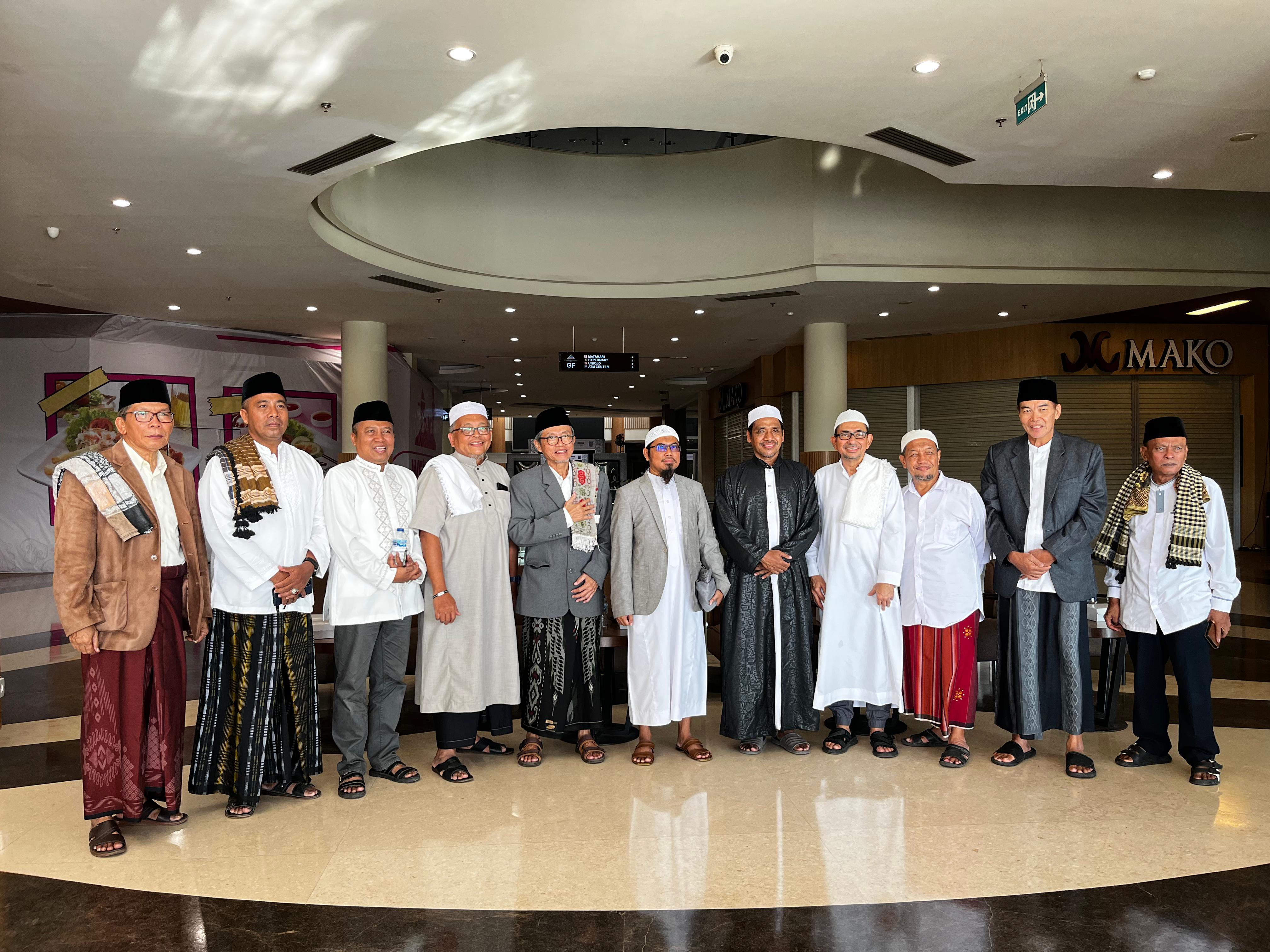 Foto bersama GM LEM Salim Abdad dengan Imam, Khatib, Kaling dan Panitia PHBI Lingkungan Taman Indah, selepas Salat Iduladha, Jumat (6/6).