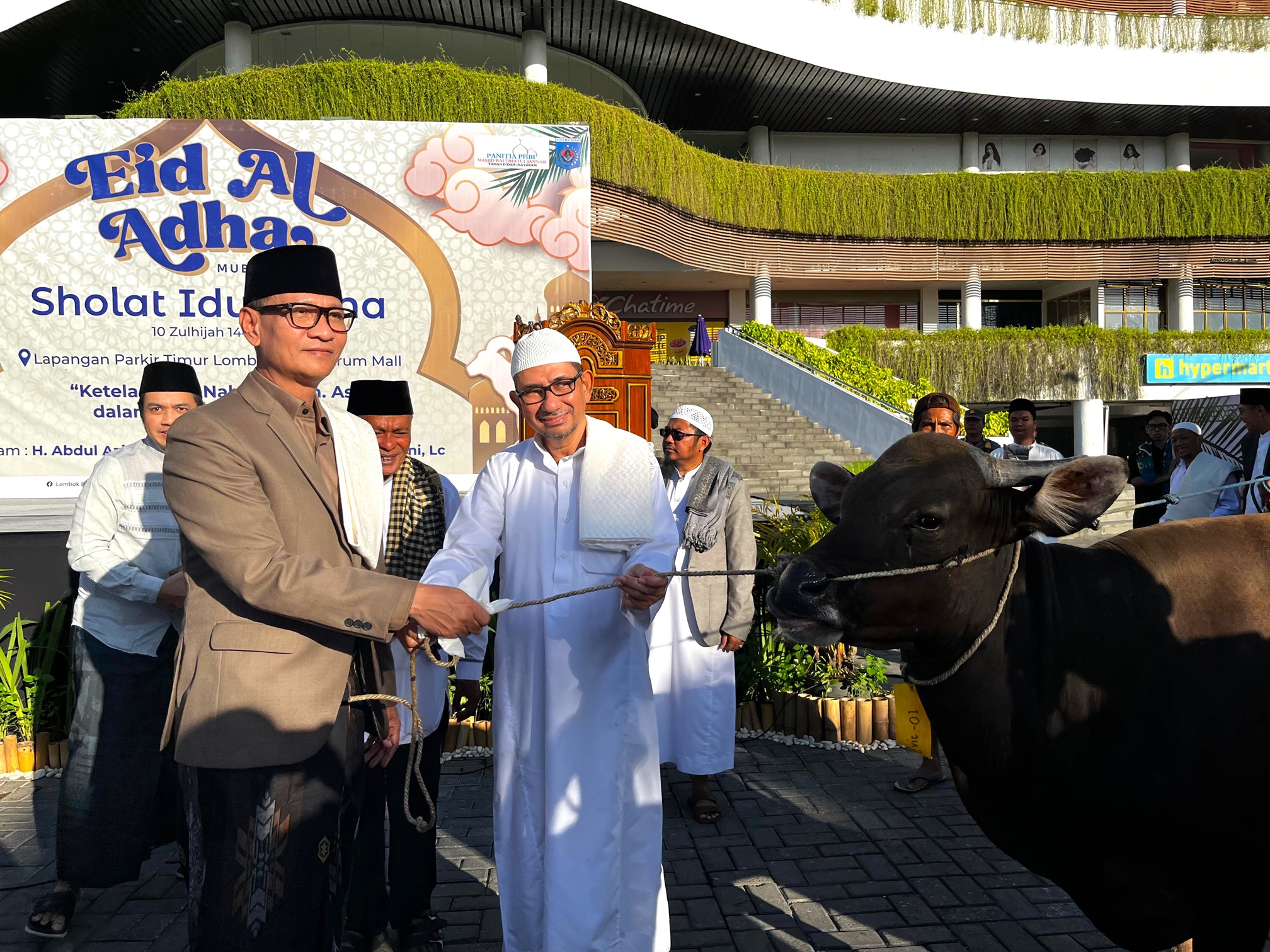 Penyerahan hewan kurban dari manajemen LEM kepada Wali Kota Mataram H Mohan Roliskana (kiri) usai salat Idul Adha 1446 H, Jumat (6/6).