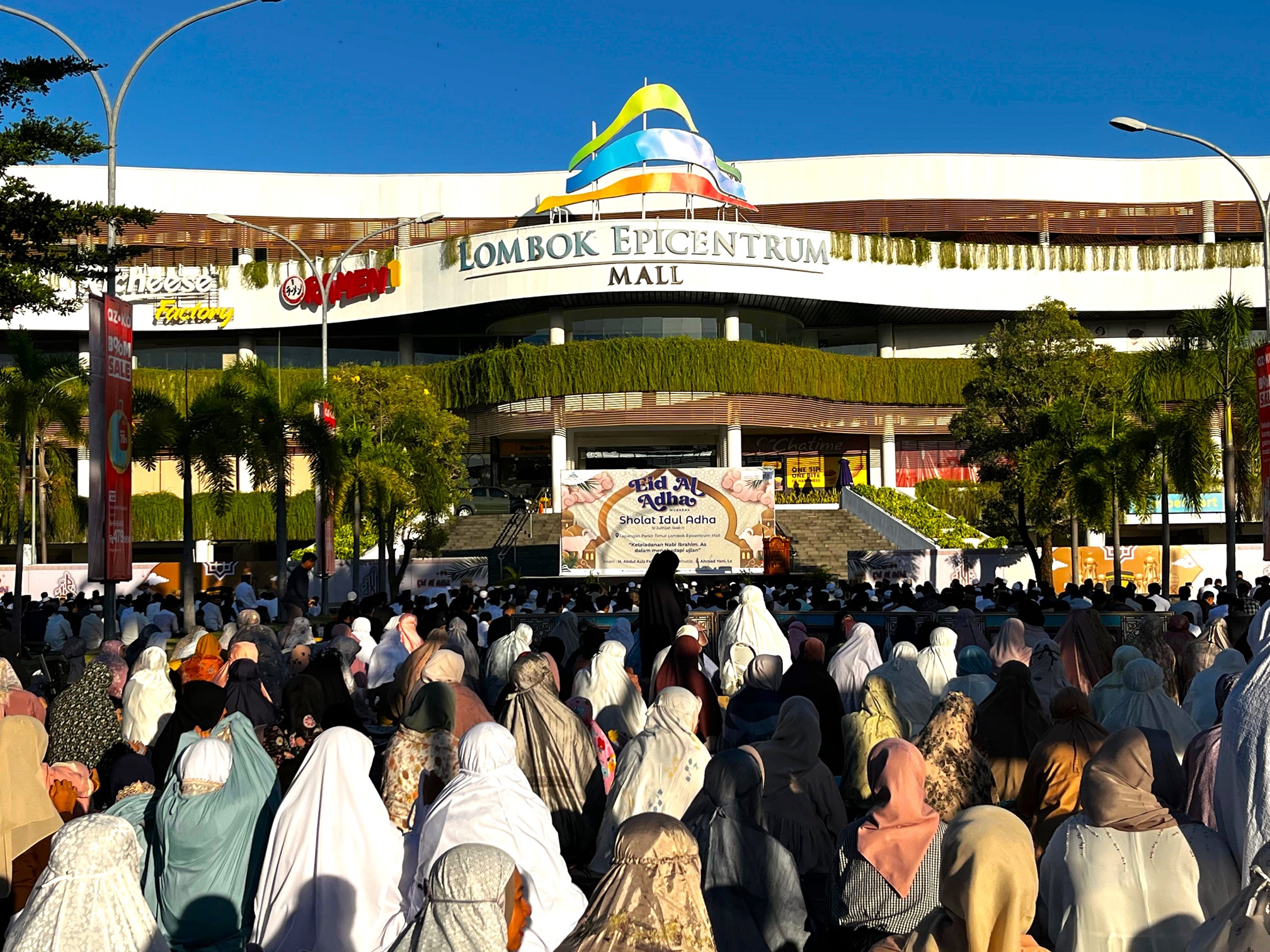 Masyarakat tumpah ruah ikut salat iduladha 1446 H di parkiran timur LEM, Jumat (6/6).