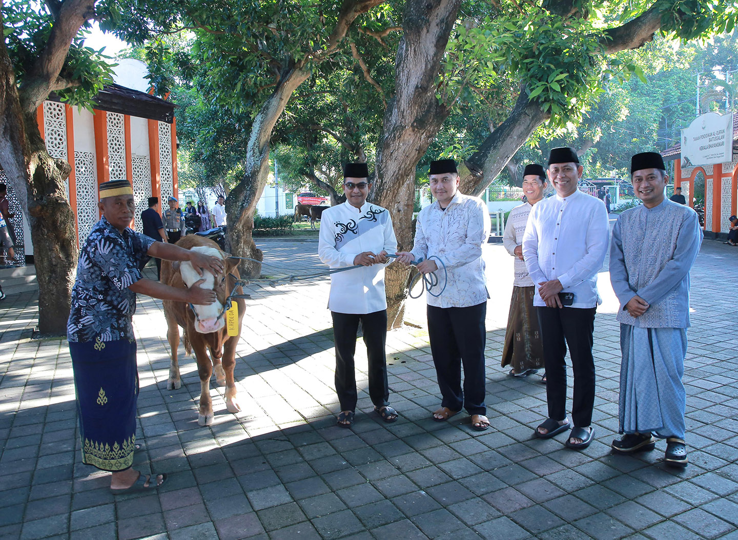 Kapolda NTB Irjen Pol Hadi Gunawan (dua dari kiri) menyerahkan hewan kurban secara simbolis di momen Hari Raya Idul Adha 1446 H.