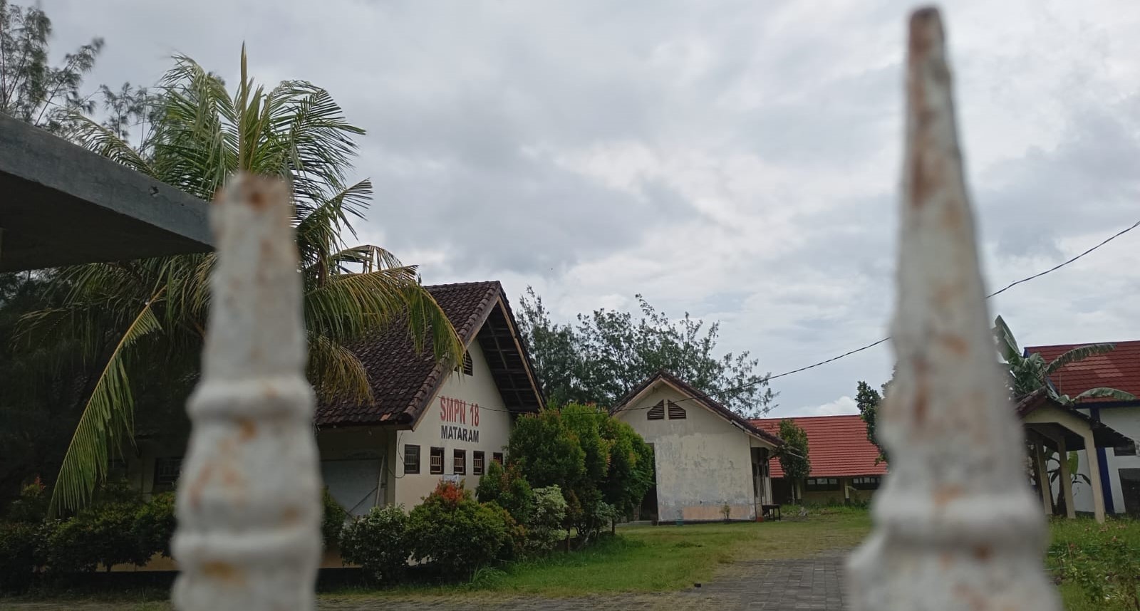 Kondisi SMPN 18 Mataram terlihat sepi karena minimnya siswa.